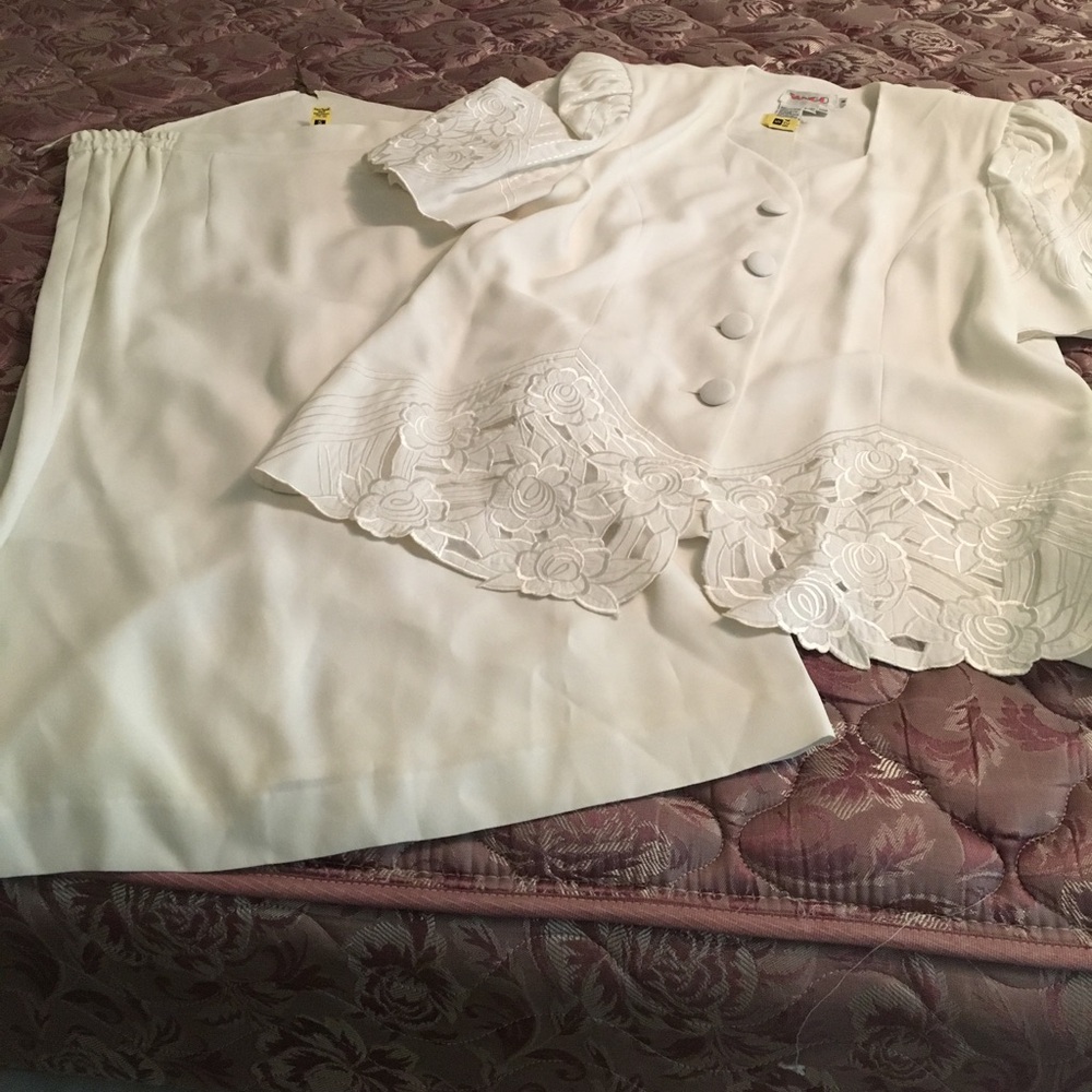 Excellent condition 2pc white suit with embroidery
